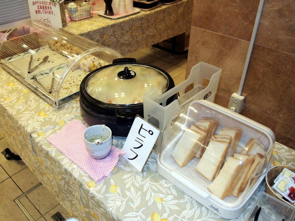 Toyoko Inn Hokkaido Sapporo-Eki Kita-Guchi Buitenkant foto